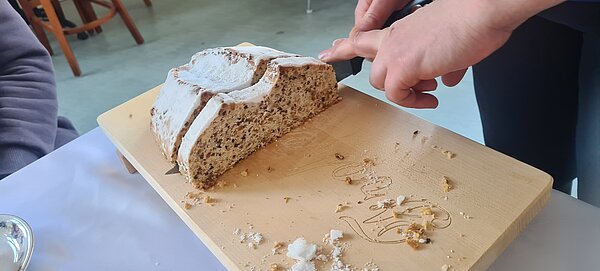 Stollen symbolisiert das Christkind im Neunerlei.