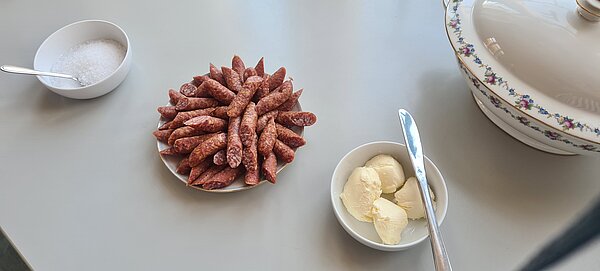 Bratwurst symbolisiert Fruchtbarkeit und Wachstum im Neunerlei.