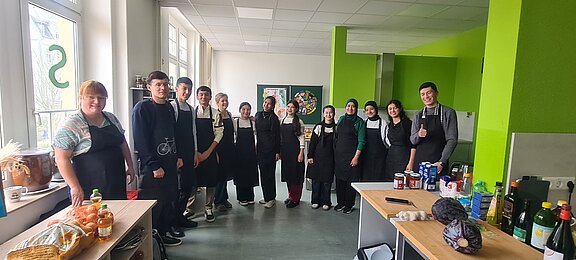 Herbstcampus Usbekistan – Gemeinsames Kochen in der Berufsschule Auerbach Usbekische Schülerinnen und Schüler besuchen die Lehrküche der Berufsschule Auerbach und kochen gemeinsam mit Lehrkräften ein regionales Menü im Rahmen des Herbstcampus 2025.