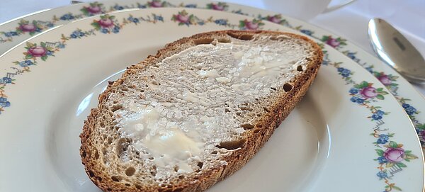 Brot und Salz für Wohlstand und Schutz im Neunerlei.